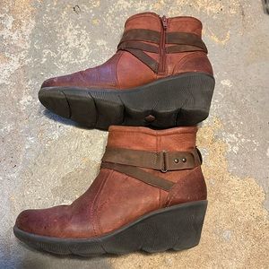 Cobb Hill leather booties women's 9